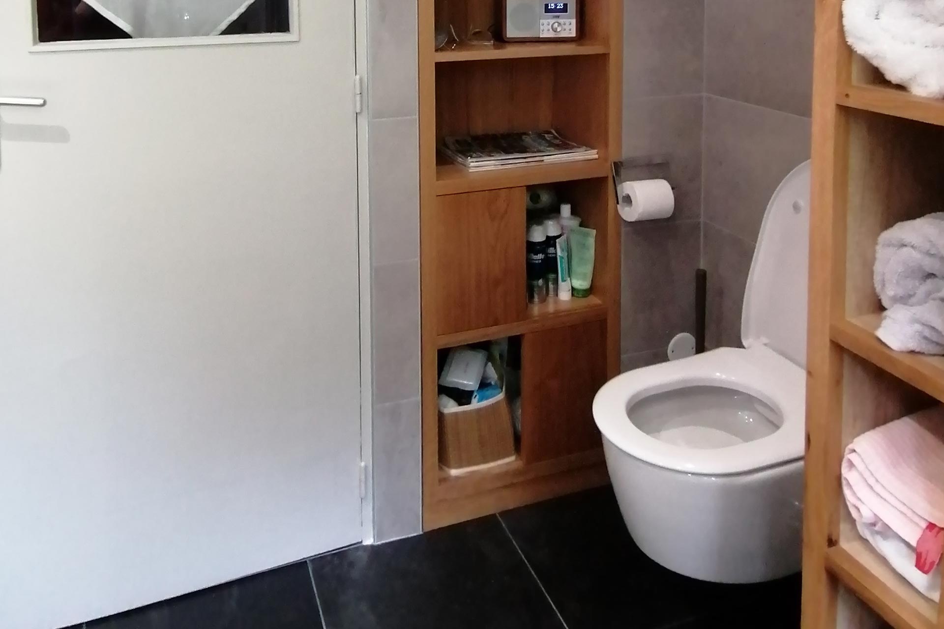 Aménagement intérieur salle de bain concrete