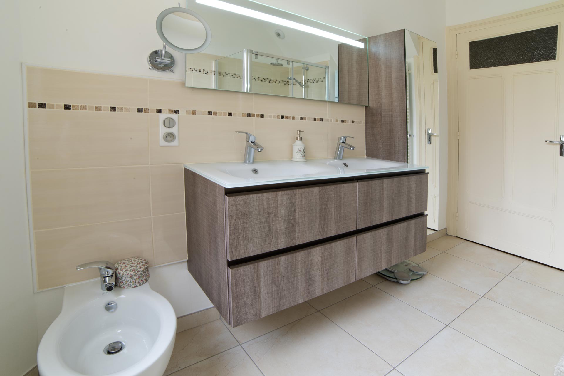 Aménagement intérieur salle de bain ivoire